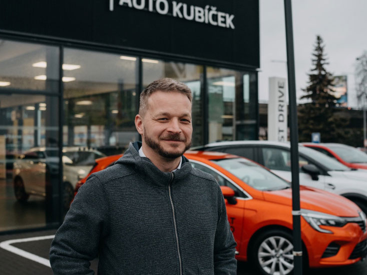 Lukáš Kubíček před svojí rodinnou firmou Auto Kubíček