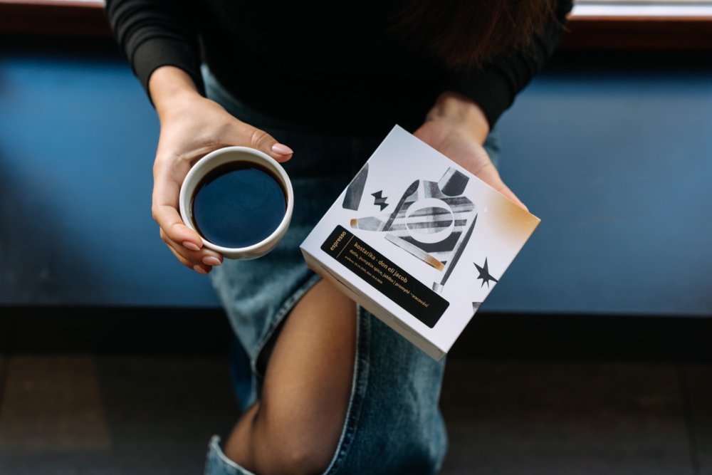 Filtrovaná káva a vánoční obal Pikola v rukách grafické designerky Simony Tomáškové