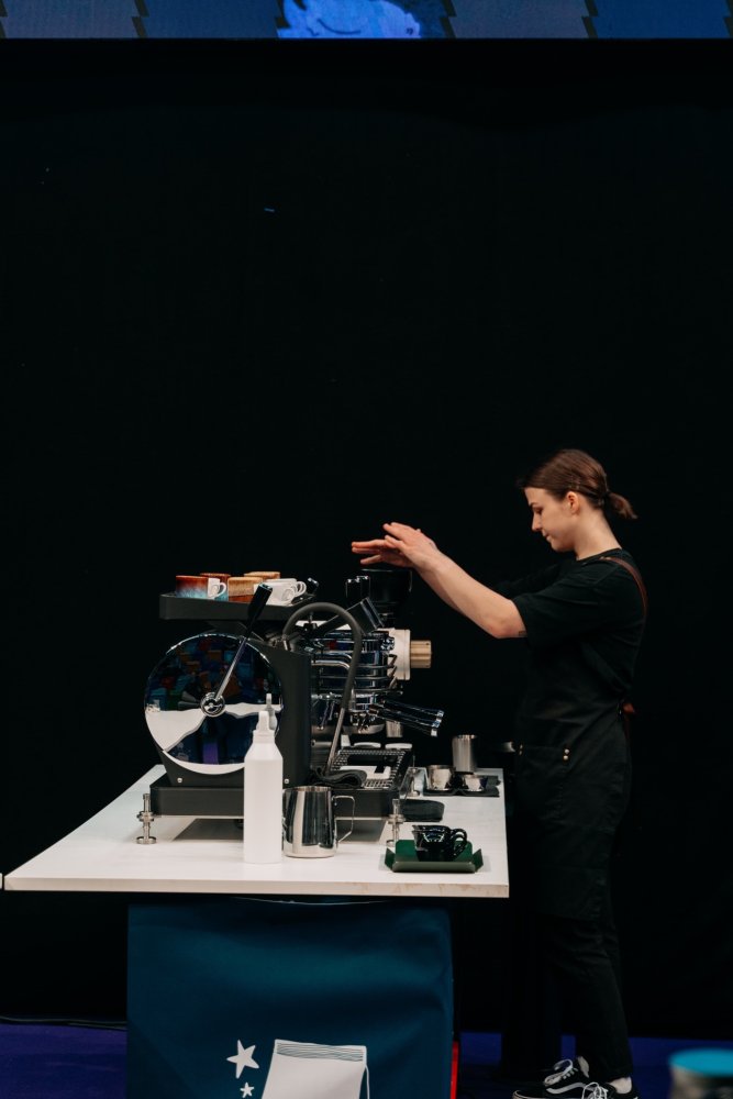 Tereza Horňáková z Pikoly připravuje kávu v rámci soutěže Barist(k)a roku