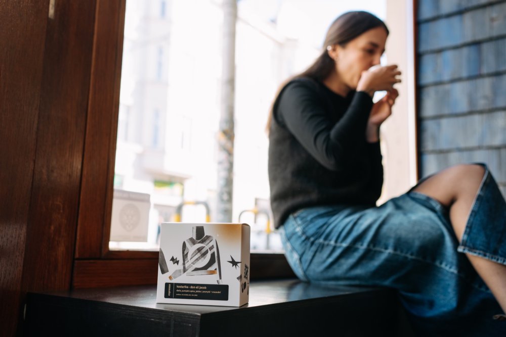 Simona Tomášková pije kávu v kavárně Pikola