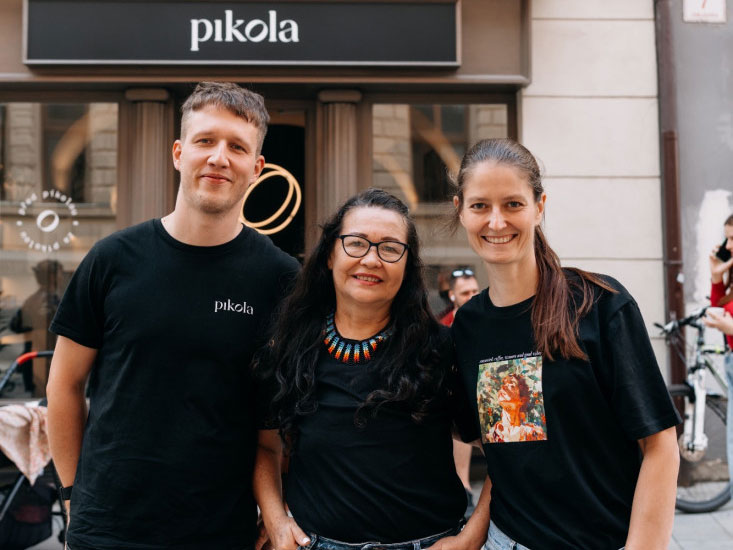 Ana Gloria Rodriguez před kavárnou Pikola