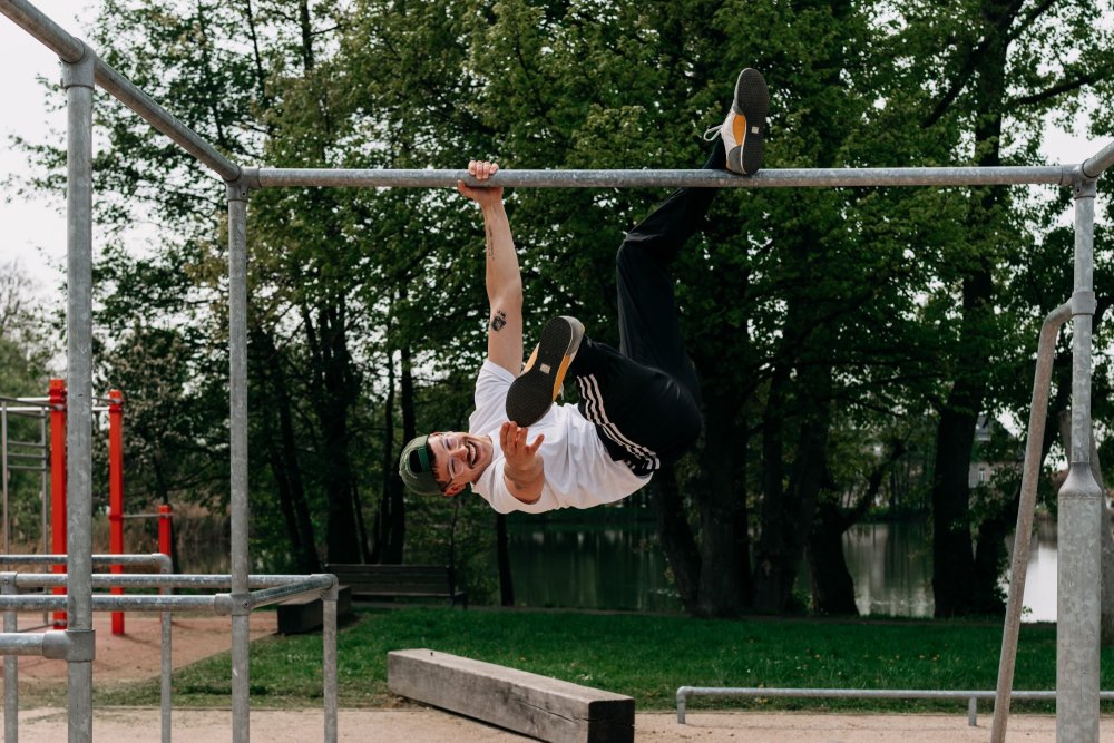 Matěj Feranc je na venkovním workoutovém hřišti