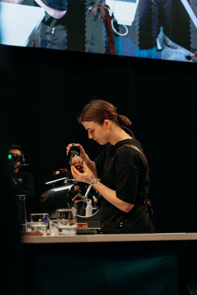 Tereza Horňáková připravuje mléčný nápoj během soutěže Barist(k)a roku