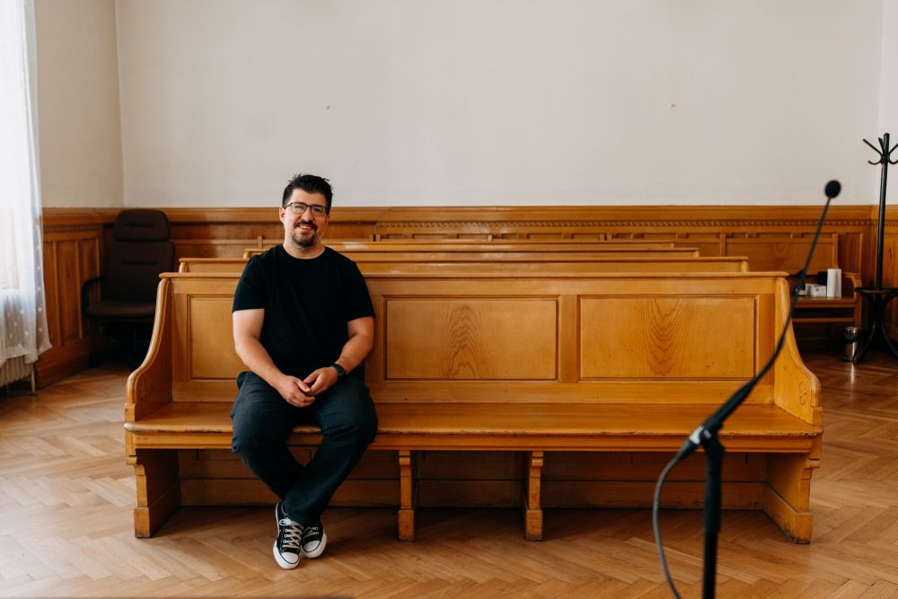Martin Kopa sedí na lavici v soudní síni