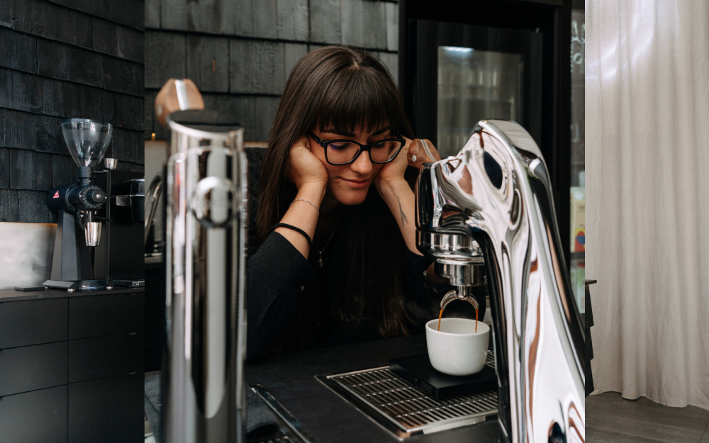 Baristka v ostravské Pikole sleduje šálek, který se plní lahodnou kávou