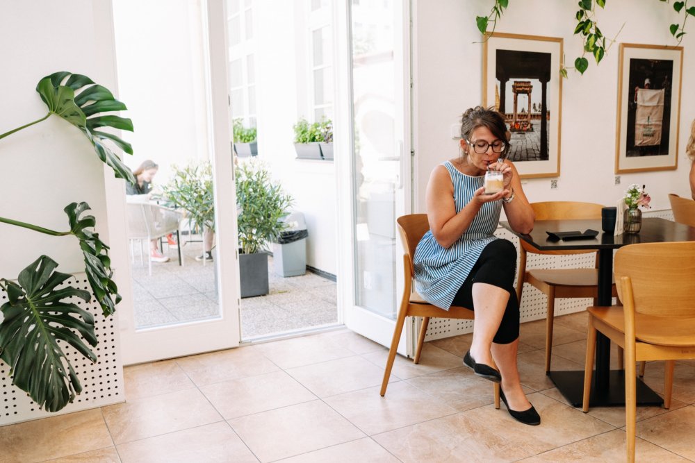 Eva Spilková si v kavárně vychutnává své ledové capuccino
