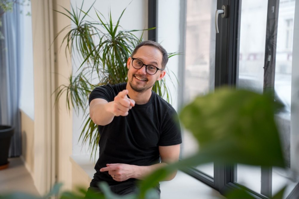 Aleš Pospíšil míří prstem na posluchače a diváky podcastu